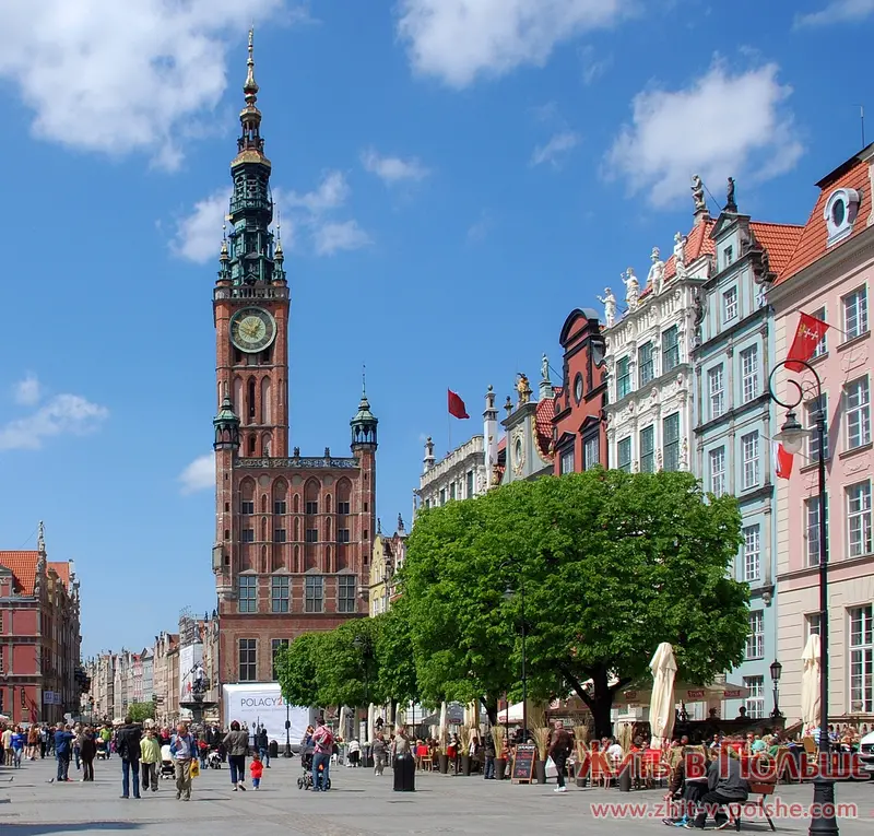 Историческая улица в Гданьске с красивой архитектурой