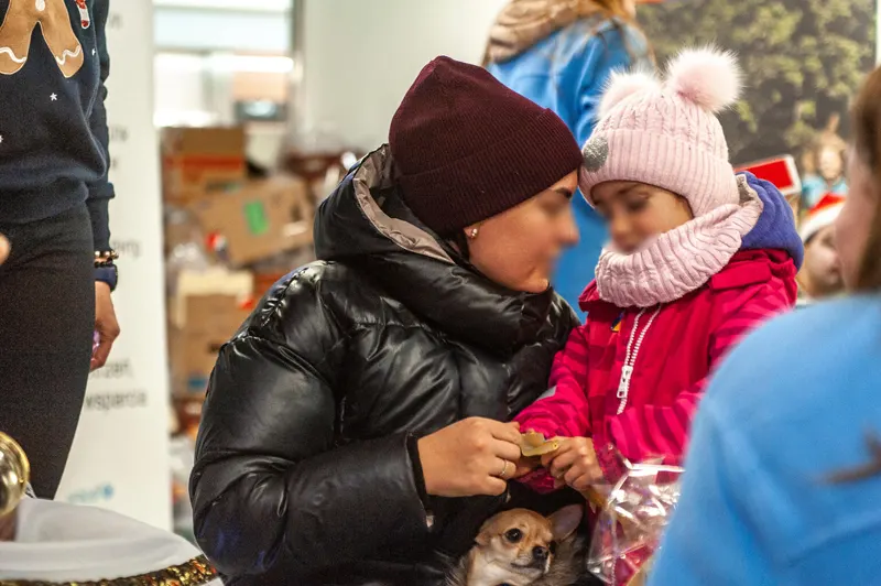 4-летняя Мария с мамой и собачкой Диего в центре Голубая точка на вокзале Кракова.