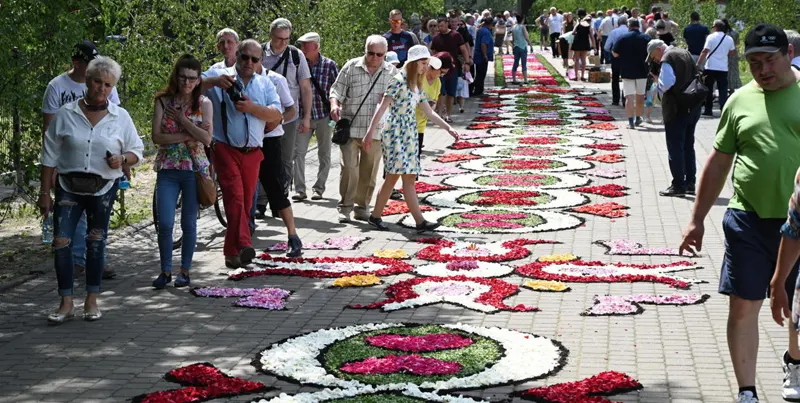 Праздничные ковры из цветов на Божье Тело в Польше