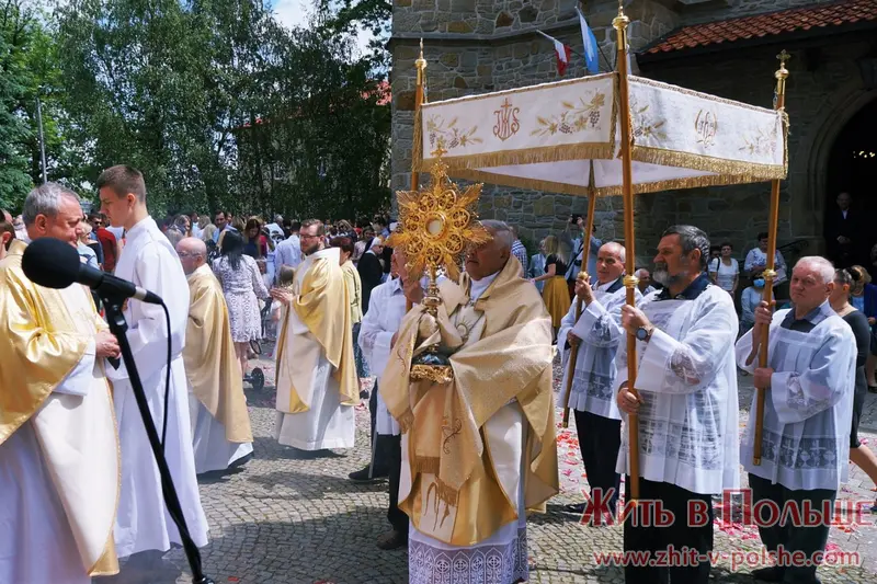 Божье Тело в Польше - месса верующих