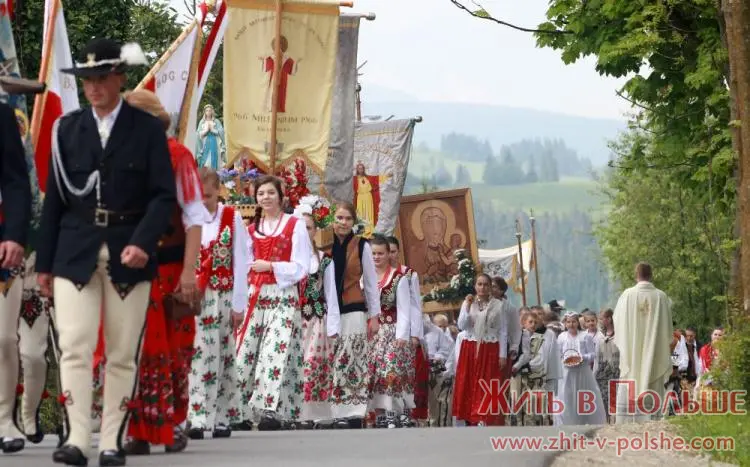 Божье Тело в Польше шествие верующих в польских городах