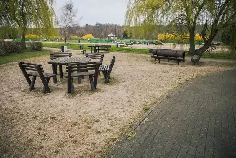 лавочки и стол в месте для гриля в Гданьске