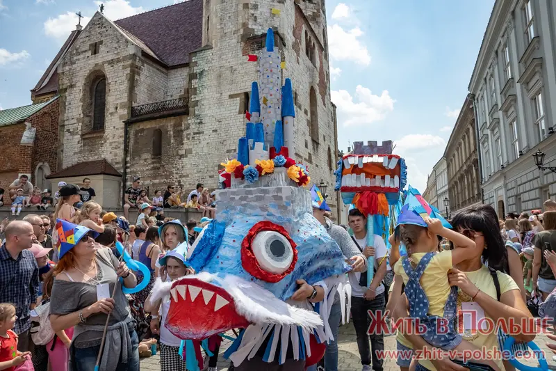 Парад драконов в Кракове 2024 фото с центральной улицы