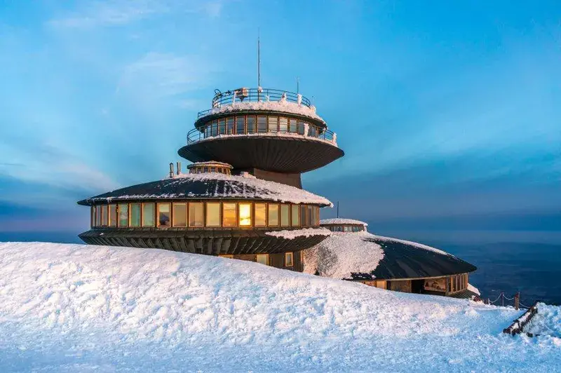 снежка гора - станция на вершине горы зимой