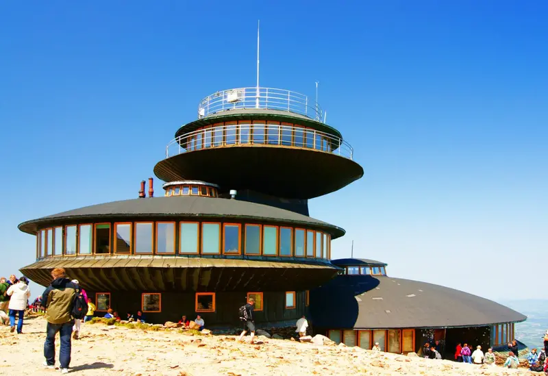 снежка гора и станция летом на вершине