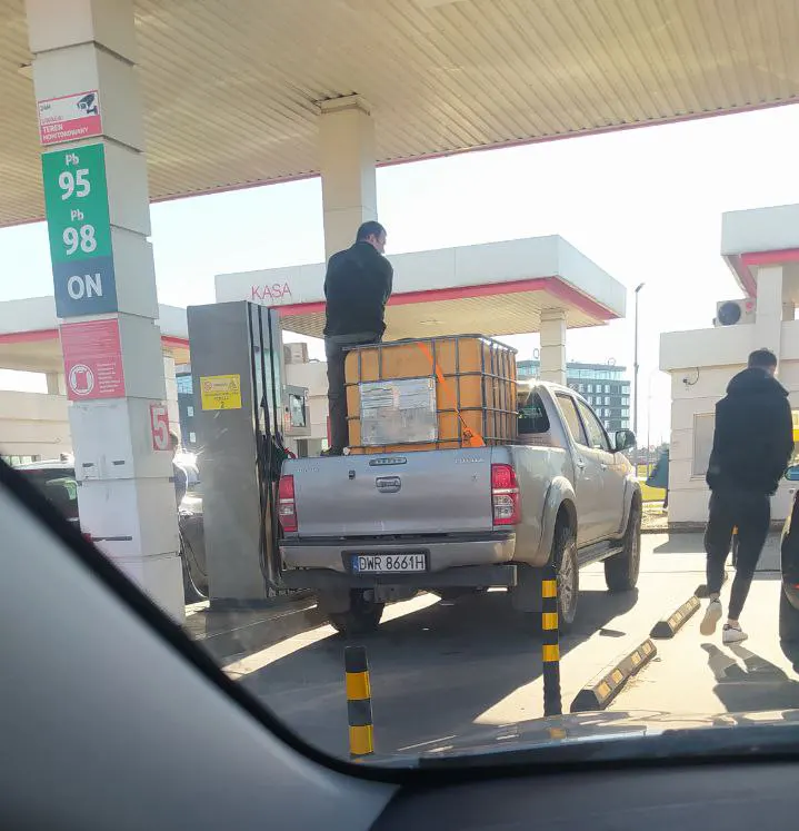 Ажиотаж на бензин на АЗС после начала конфликта в Иране